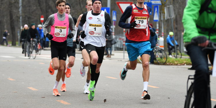 Peter Herzog (in der Rolle des Tempomachers), Timon Theuer und Valentin Pfeil (etwas verdeckt) bei den Österreichischen Marathonmeisterschaften 2020 in Wien